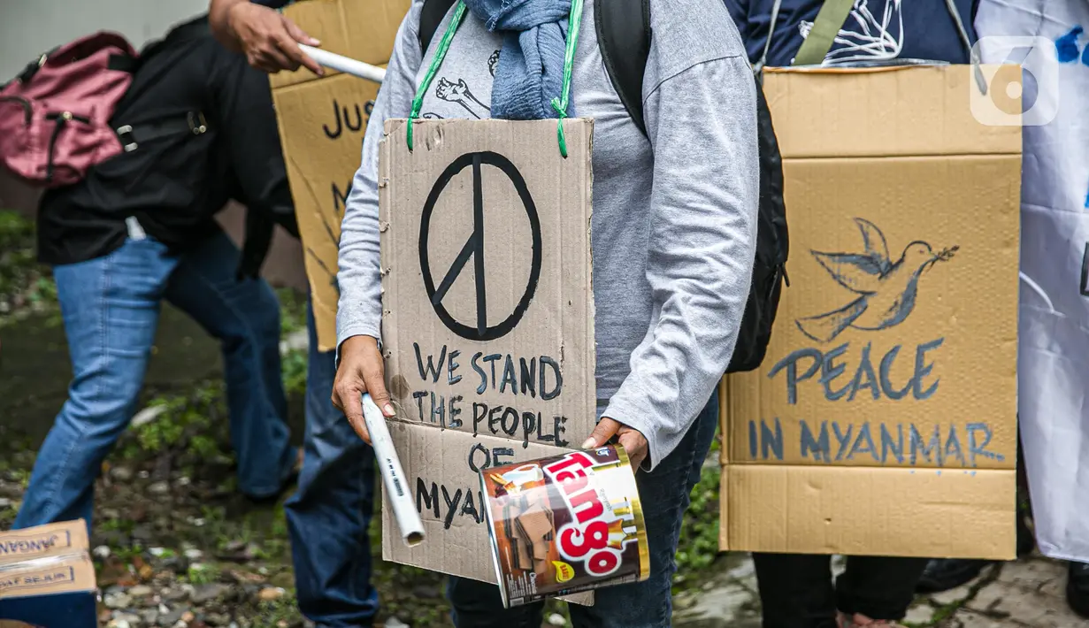 Massa Leader and Organizer of Community Organization in Asia ( LOCOA) memukul kaleng saat aksi damai di depan Kedutaan Besar Myanmar, Jakarta, Jumat (5/2/2021). Massa meminta kudeta militer Myanmar diakhiri dan semua kekuasaan publik dikembalikan kepada pemerintah sipil. (Liputan6.com/Faizal Fanani)