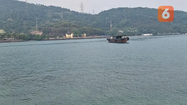 Keindahan Laut biru Pulau Merak Kecil