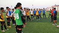 Pelatih Timnas Myanmar U-22, Velizar Popov, saat melatih tim asuhannya di Phnom Penh jelang laga pertama Piala AFF U-22 2019. (Bola.com/Dok. MFF)