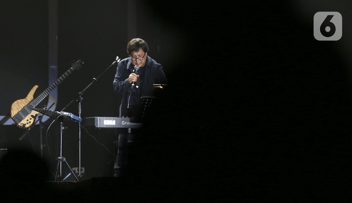Komposer Erwin Gutawa saat tampil pada hari pertama BNI Java Jazz Festival 2022 di JIExpo Kemayoran, Jakarta, Jumat (27/5/2022). Java Jazz Festival 2022 digelar pada 27-29 Mei setelah vakum selama dua tahun akibat pandemi COVID-19. (Liputan6.com/Johan Tallo)