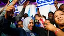 Ilhan Omar bersama pendukungnya merayakan kemenangan putaran pertama pemilihan Distrik Kongres ke-5 di Minneapolis, AS, Selasa (14/8). Omar menjadi muslimah Somalia pertama yang terpilih sebagai anggota Kongres AS. (Mark Vancleave/Star Tribune via AP)