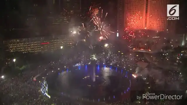 Puncak perayaan tahun baru warga jakarta digelar di Bundaran HI. Perayaan diakhiri dengan hitung mundur dan hujan kembang api selama beberapa menit.