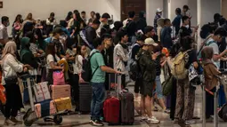 Jelang Hari Raya Idul Fitri 1445 Hijriah, Bandara Internasional Juanda Surabaya di Sidoarjo terus mengalami peningkatan penumpang. (JUNI KRISWANTO/AFP)