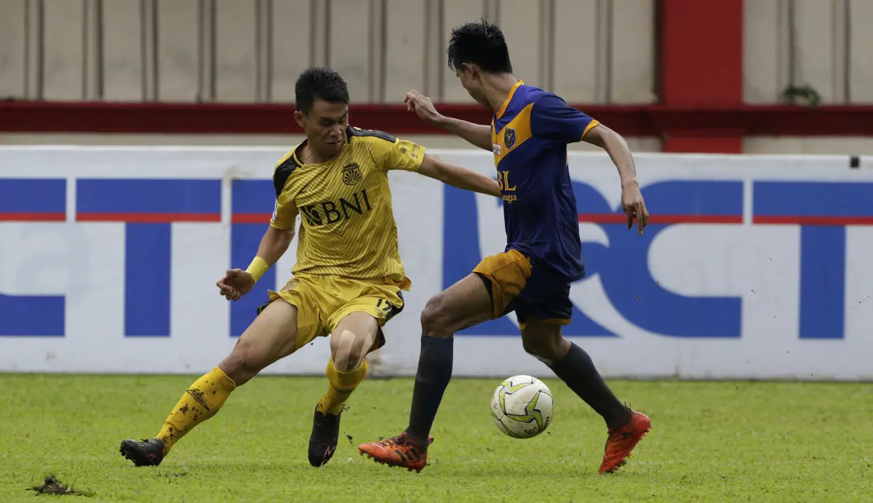 Gelandang Bhayangkara FC, Alsan Sanda, berusaha mengontrol bola saat melawan PSBL Langsa pada Piala Indonesia 2018 di Stadion PTIK, Jakarta, Jumat (1/2). Bhayangkara menang 4-3 atas PSBL. (Bola.com/Yoppy Renato)