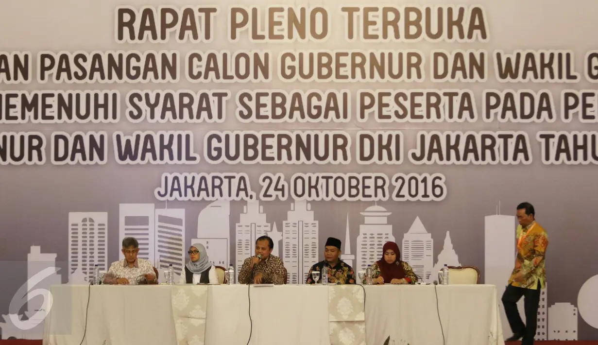 Suasana saat rapat pleno terbuka, Jakarta, Senin (24/10).  Setelah melewati rangkaian tes KPU DKI Jakarta menetapkan tiga pasangan yaitu Ahok-Djarot, Agus-Sylviana, dan Anies-Sandiaga pada Pilkada serentak 2017. (Liputan6.com/Immanuel Antonius)