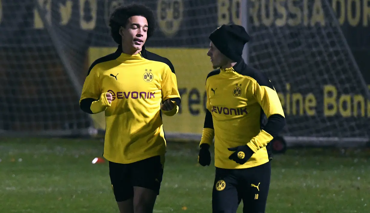 Pemain Borussia Dortmund, Axel Witsel dan Thorgen Hazard menghadiri sesi latihan menjelang pertandingan grup F Liga Champions UEFA kontra Lazio di Dortmund, Jerman barat, Selasa (1/12/2020). Lazio dan Dortmund akan berebut titel juara grup pada matchday kelima Liga Champions. (UWE KRAFT/AFP)