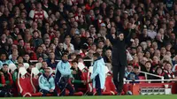 Manajer Arsenal asal Spanyol, Mikel Arteta, memberikan instruksi kepada para pemain dari pinggir lapangan selama pertandingan leg pertama perempat final Liga Champions UEFA antara Arsenal dan Real Madrid, di Stadion Emirates, London, Rabu dini hari WIB (9-4-2025). (Adrian Dennis/AFP)