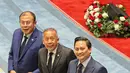 Sebelumnya, Thomas Djiwandono yang masih menjabat sebagai Wakil Menteri Keuangan terpilih setelah menjalani tes uji kelayakan dan kepatutan bersama dua kandidat lain, yakni Solikin M. Juhro dan Dicky Kartikoyono. Uji kelayakan tersebut digelar Komisi XI DPR pada Senin (26/1/2026). Tampak dalam foto, Deputi Gubernur Bank Indonesia (BI) terpilih, Thomas Djiwandono (kanan) berpose dengan Wakil Ketua Dewan Perwakilan Rakyat (DPR), Saan Mustopa (tengah) dan Cucun Ahmad Syamsurijal setelah Rapat Paripurna DPR RI Ke-12 Masa Persidangan III Tahun Sidang 2025–2026 di Kompleks Parlemen Republik Indonesia, Jakarta pada Selasa 27 Januari 2026. (Foto oleh AFP)