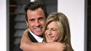 Jennifer Aniston dan Justin Theroux menghadiri Vanity Fair Oscars Party di California pada 22 Februari 2015. Pasangan yang bertunangan sejak 2012 lalu itu dikabarkan telah resmi menikah pada Rabu (5/8) secara diam-diam. (AFP PHOTO/ADRIAN SANCHEZ-GONZALEZ)