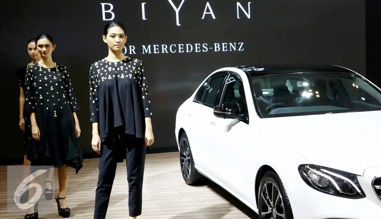 Model mengenakan busana dari desainer Biyan Wanaatmaja  di booth Marcedes-Benz pada gelaran GIIAS 2016 di ICE BSD City Serpong, Banten, (13/8). Marcedes-Benz Indonesia bekerja sama dengan desainer ternama Biyan Wanaatmaja . (Liputan6.com/Fery Pradolo)