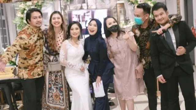 6 Potret Mikha Tambayong dan Deva Mahenra saat Kondangan Bersama Ini Jadi Sorotan