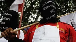 4 warga asal Karawang, Jawa Barat tersebut berniat mengadukan nasib mereka kepada Presiden Jokowi terkait dugaan penyerobotan lahan seluas 350 hektare oleh sebuah perusahaan, Jakarta, Selasa (18/11/2014). (Liputan6.com/Faizal Fanani)