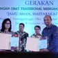 Dirjen Aptika Kominfo, Bambang Heru Tjahjono (kanan) menunjukkan Mou dengan BPOM MoU di Jakarta, Senin (30/11/2015). BPOM menemukan 54 jenis obat tradisional dan 30 jenis kosmetika berbahan kimia berbahaya. (Liputan6.com/Helmi Fithriansyah)