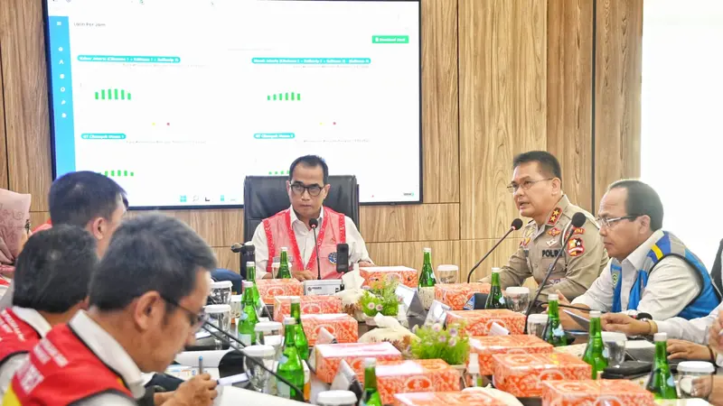 Menteri Perhubungan Budi Karya Sumadi, Minggu (19/3/2023), menggelar rapat koordinasi di Kantor Jasa Marga Km 70B Gerbang Tol Cikampek Utama.