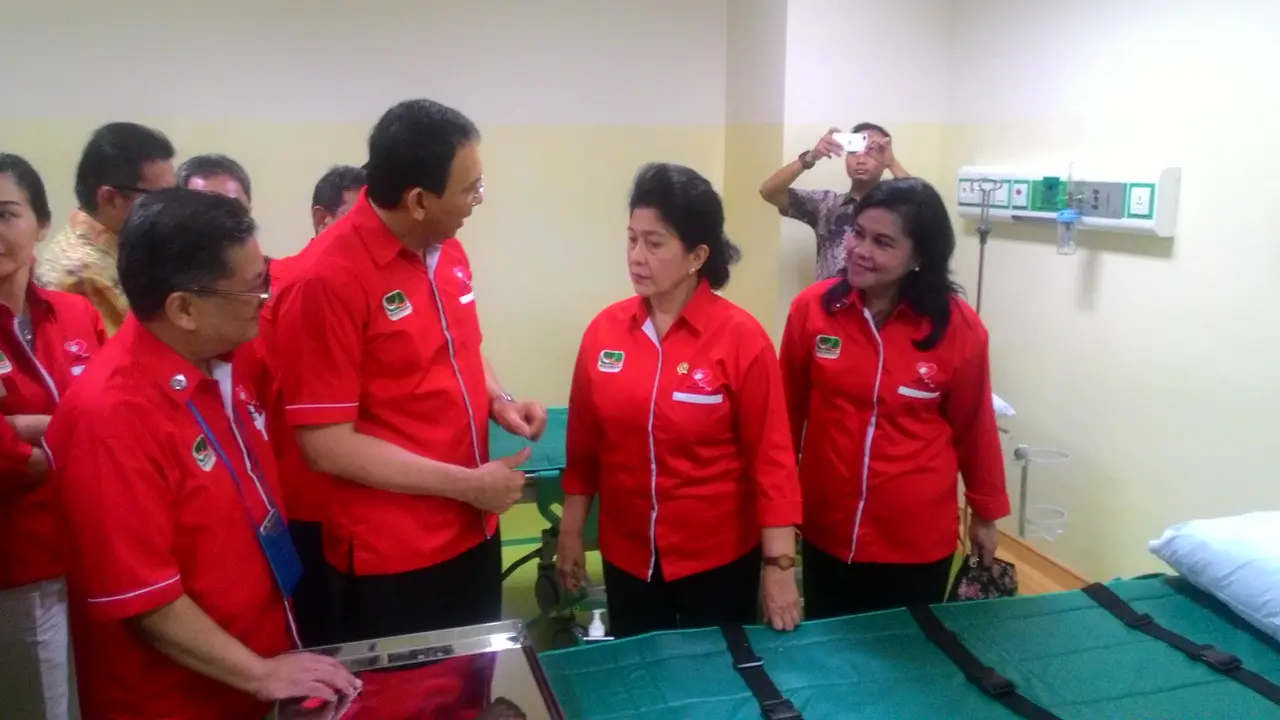 Ahok Terpaku Pandangi Kasur Berseprai Hijau di RSUD Pasar Minggu