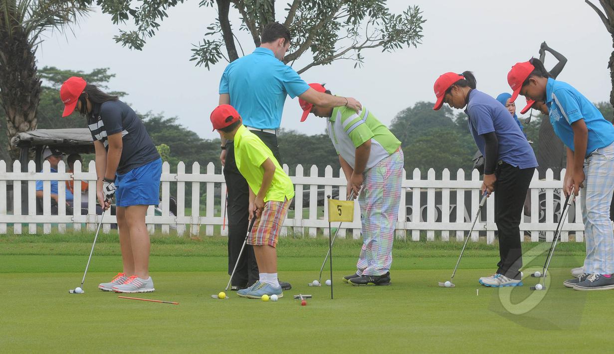 20 pegolf junior ikuti ‘coaching clinic’ bersama pelatih Joe Glynn dari Leadbetter Golf Academy (LGA) Indonesia, Jakarta, Minggu (15/3/2015). Kegiatan ini untuk menyambut CIMB Niaga Indonesia Masters 2015 pada 23 April 2015 (Liputan6.com/Herman Zakharia)