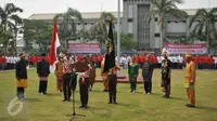 Seorang napi memimpin pembacaan naskah sumpah pemuda pada upacara Hari Sumpah Pemuda ke 87 di Lapas Narkotika Klas II A Cipinang Jakarta, Rabu (28/10). Upacara yang diikuti sekitar 2600 napi ini untuk memecahkan rekor MURI. (Liputan6.com/Gempur M Surya)