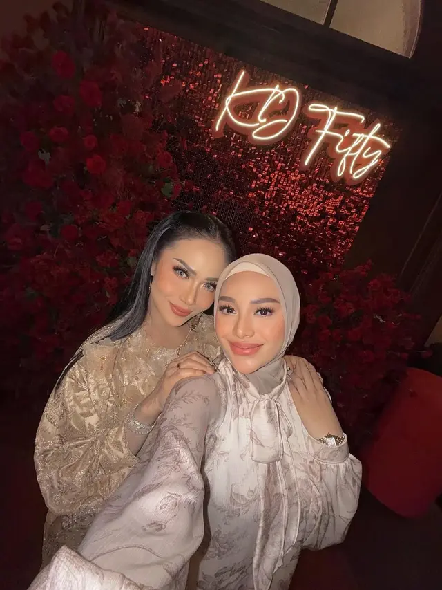 Adu Gaya Aurel Hermansyah & Aaliyah Massaid Kenakan Maxi Dress di Pesta Ulang Tahun ke-50 Kris Dayanti