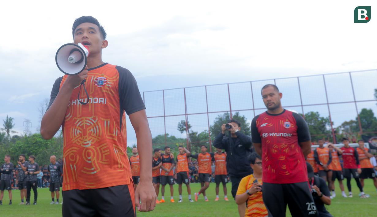 Kapten Persija Jakarta, Rizky Ridho, memberikan sambutan saat The Jakmania hadir langsung memberikan dukungan jelang lawan Persib Bandung di Persija Training Ground, Bojong Sari, Depok, Jawa Barat, Jumat (9/1/2026). (Bola.com/M Iqbal Ichsan)