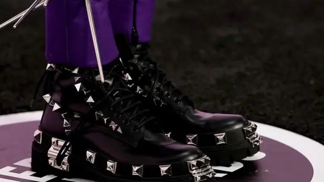 Gaya Nyentrik Machine Gun Kelly Pakai Setelan Jas Berduri di American Music Awards 2022