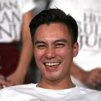 "Video (mabuk) itu video senang-senang aja. Itu ulang tahun istri Lukman dan saya datang. Gitu doang ya Allah," kata Baim Wong mengklarifikasi video yang beredar saat ditemui di kawasan Epicentrum, Jakarta Selatan, Selasa (24/10).(Nurwahyunan/Bintang.com)