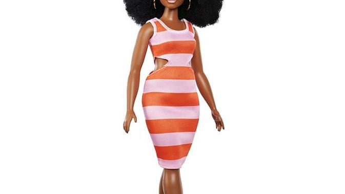 Barbie dengan warna kulit gelap dan rambut keriting. (dok. barbie.mattel.com/Novi Thedora)