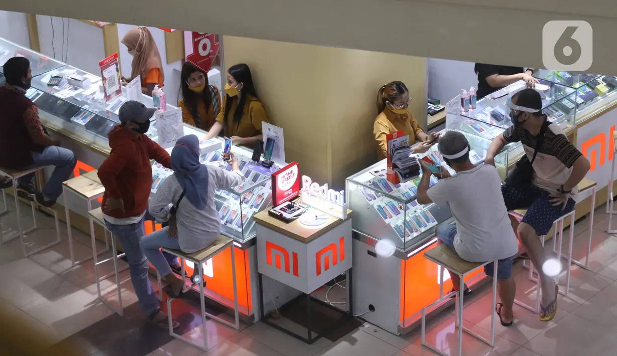 Penjual melayani pembeli di sentra penjualan ponsel di ITC Roxy Mas, Jakarta, Senin (20/7/2020). Menurut pedagang, penjualan ponsel di tempat tersebut mulai kembali normal usai sempat mengalami penurunan penjualan akibat pandemi Covid-19. (Liputan6.com/Angga Yuniar)