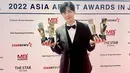 Penampilan Kim Seon Ho menjadi sorotan di ajang penghargaan AAA 2022. Ia tampil necis dengan setelan jas hitam, lengkap dengan vest, kemeja putih, sepatu pantofel, dan dasi kupu-kupu. Dengan membawa 4 piala yang diraihnya, bintang drama Hometown Cha-Cha-Cha itu tersenyum manis dengan lesung pipinya. (Liputan6.com/IG/@kimseonho_staff.diary)