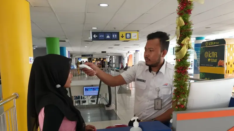 Petugas di Stasiun Medan gunakan thermometer infrared ke penumpang