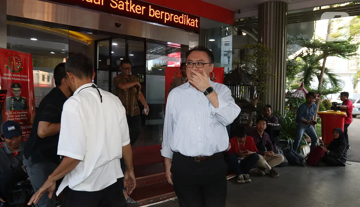 Direktur Utama PT Sinarmas Asset Management Alex Setyawan usai menjalani pemeriksaan di gedung Jampidsus Kejaksaan Agung, Rabu (15/1/2020). Alex Setyawan diperiksa sebagai saksi dalam kasus dugaan korupsi pengelolaan keuangan dan dana investasi PT Asuransi Jiwasraya. (Liputan6.com/Herman Zakharia)
