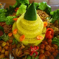Ilustrasi tumpeng nasi kuning./Copyright shutterstock.com/g/GatotAdri