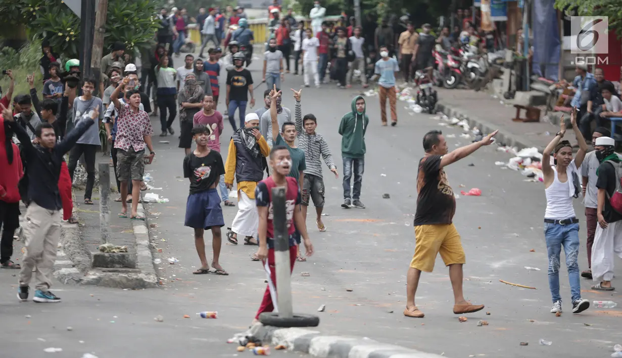 Sejumlah massa terlibat bentrok dengan polisi di kawasan Petamburan, Jakarta Barat, Rabu (22/5/2019). Kapolres Metro Jakarta Barat Kombes Hengki Haryadi menduga kuat massa aksi yang diamankan bukan merupakan warga Jakarta. (Liputan6.com/Faizal Fanani)