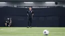 <p>Pelatih kepala Timnas Jepang, Hajime Moriyasu memimpin sesi latihan menjelang laga lanjutan putaran ketiga Kualifikasi Piala Dunia 2026 melawan Timnas Indonesia yang berlangsung di Lapangan A, Kompleks Stadion Utama Gelora Bung Karno (SUGBK), Senayan, Jakarta, Rabu (13/11/2024). (Bola.com/Bagaskara Lazuardi)</p>