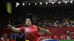Pebulu tangkis Indonesia, Oktila Laeni Ratri, saat melawan wakil Cina, Cheng Hefang, pada final Asian Para Games di Istora, Jakarta, Jumat (12/10/2018). Oktila Laeni takluk 21-19, 18-21, dan 13-21. (Bola.com/M Iqbal Ichsan)