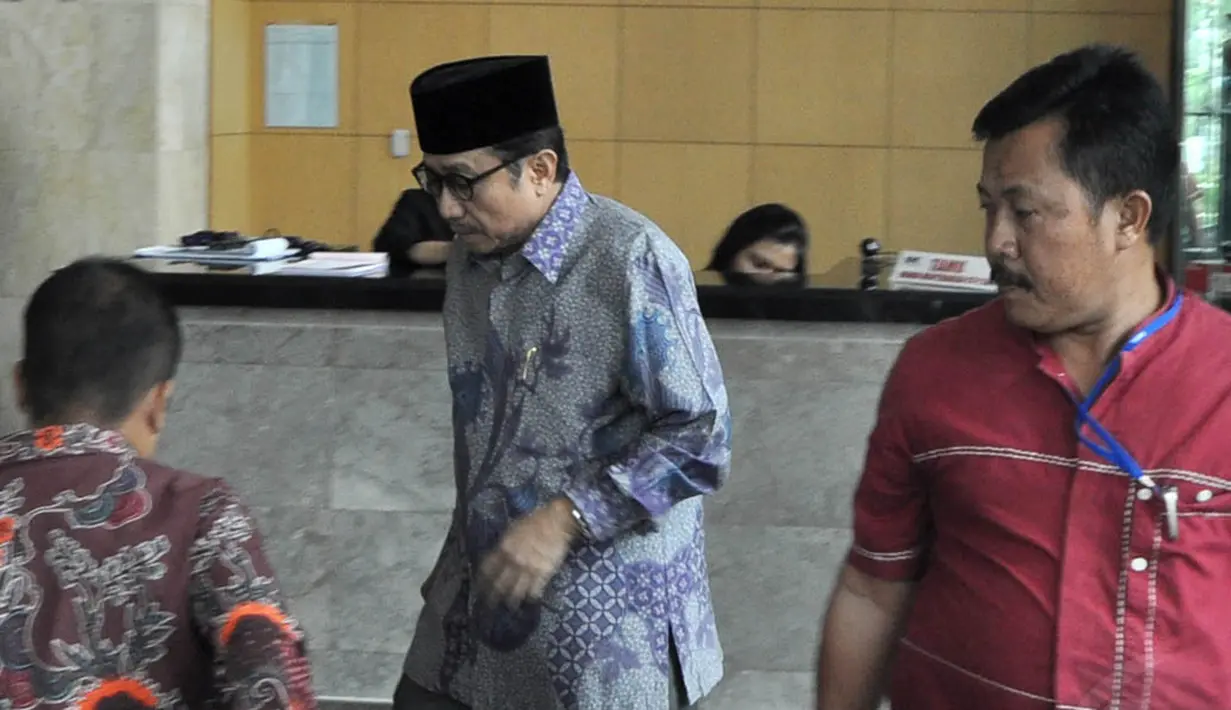 Mantan Sekjen Kementerian ESDM, Waryono Karno (tengah) saat berada di lobi gedung KPK, Jakarta, Kamis (4/12/2014). (Liputan6.com/Miftahul Hayat)