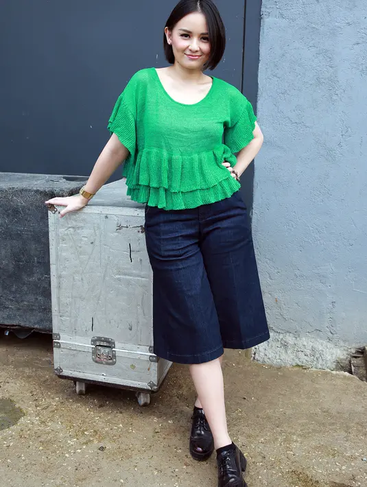 Joanna Alexandra sedang dalam kegiatan syuting pertamanya pasca melahirkan. Dalam mengurus buah hati tercintanya ia pun mendapat bantuan dari sang mama tercinta. (Deki Prayoga/Bintang.com)