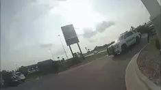 Dalam rekaman ini si wanita terlihat melepas borgol, lalu melompat ke kursi sopir dan menyalakan kendaraan milik polisi. Kabur. (AP)