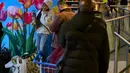 Maskapai nasional Belanda, KLM, telah membatalkan 600 penerbangan dari dan menuju Bandara Schiphol, Amsterdam. Tampak dalam foto, para pelancong yang terlantar mengantre di bandara Schiphol di Amsterdam, Belanda, Rabu 7 Januari 2026. (AP Photo/Peter Dejong)