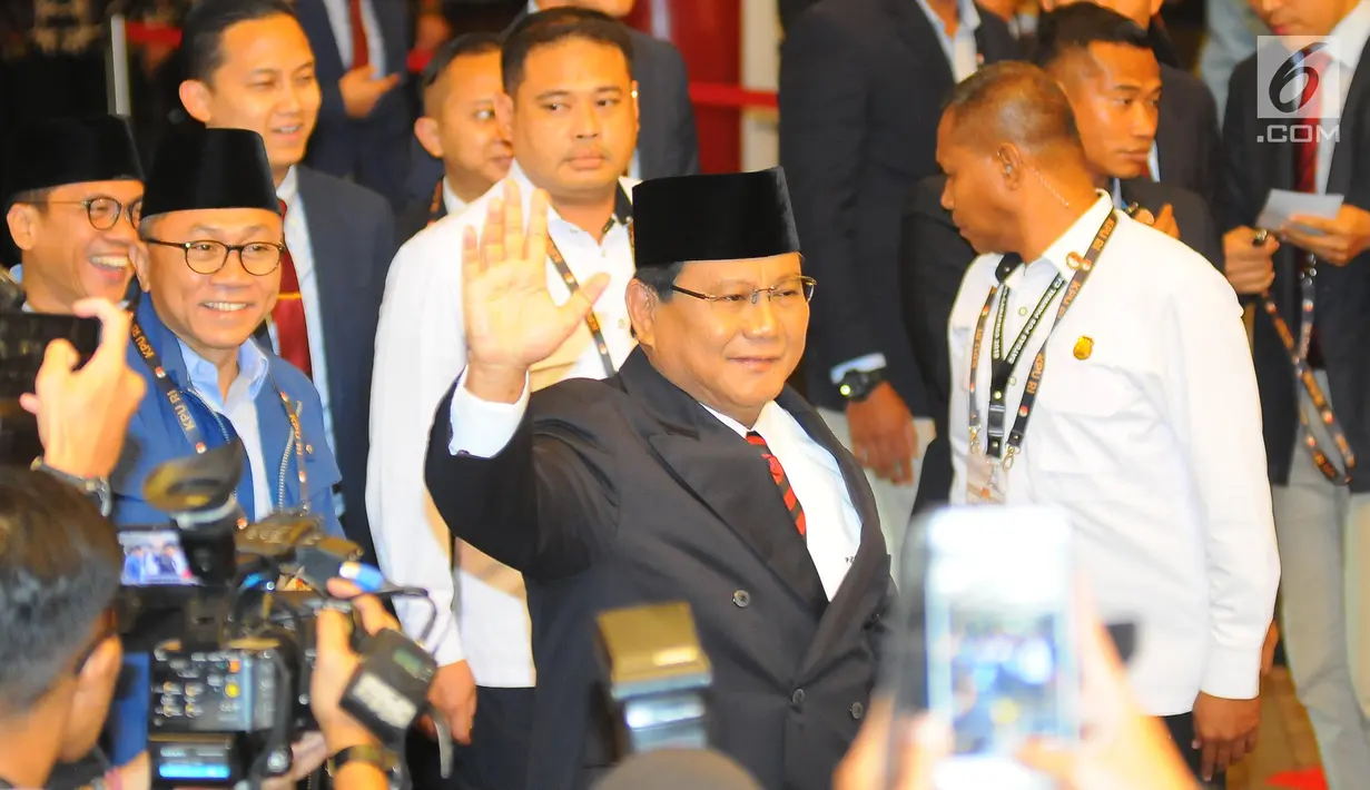 Capres nomor urut 02 Prabowo Subianto menyapa wartawan saat tiba di lokasi debat keempat Pilpres 2019 yang diselenggarakan KPU di Hotel Shangri-La, Jakarta, Sabtu (30/3). Debat dimoderatori Retno Pinasti dan Zulfikar Naghi. (Liputan6.com/AnggaYuniar)
