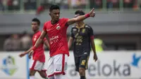 Bek Persija, Maman Abdurrahman, saat tampil melawan Borneo FC pada laga Liga 1 di Stadion Patriot Bekasi, Jawa Barat, Minggu (16/7/2017). Persija menang 1-0 atas Borneo FC. (Bola.com/Vitalis Yogi Trisna)