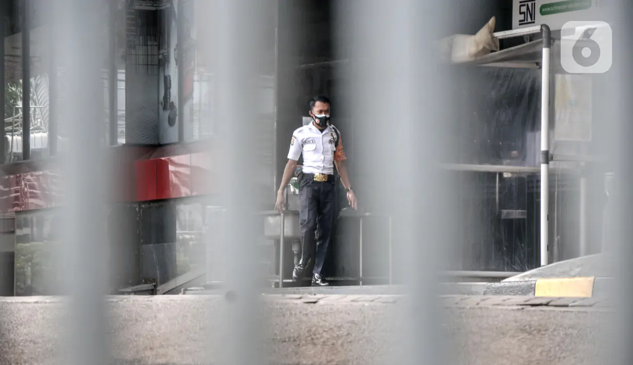 Petugas keamanan berjaga di pintu masuk saat penutupan Plaza Kenari Mas, Jakarta, Rabu (7/7/2021). Satgas COVID-19 DKI Jakarta menutup Plaza Kenari Mas setelah melanggar aturan dengan tetap beroperasi pada masa PPKM Darurat sehingga memicu kerumunan. (merdeka.com/Iqbal S. Nugroho)