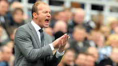 Newcastle United manager Alan Shearer reacts during the English Premier league match against Chelsea at St James Park, Newcastle, on April 4, 2009. AFP PHOTO/ANDREW YATES