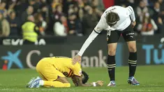 Bek Valencia Yarek Gasiorowski menghibur penyerang Barcelona Raphinha setelah laga pekan ke-17 La Liga 2023/2024 di Stadion Mestalla, Minggu (17/12/2023) dini hari WIB. (AP Photo/Alberto Saiz)