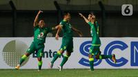 Para pemain Persebaya Surabaya merayakan gol yang dicetak oleh Samsul Arif (tengah) ke gawang Persik Kediri pada laga Piala Menpora 2021 di Stadion Si Jalak Harupat, Bandung, Selasa (23/3/2021). Samsul Arif  mencetak dua gol dan mengantar Persebaya menang dengan skor 2-1. (Bola.com/M Iqbal Ichsan)