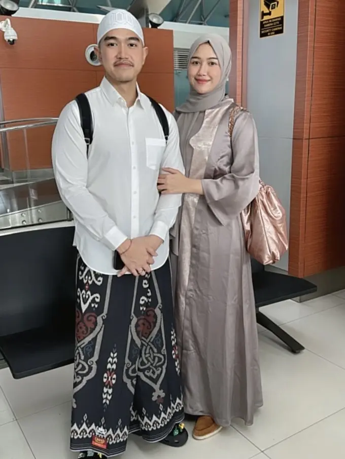 Penampilan Erina Gudono Saat Umrah Bersama Kaesang. [@erinagudono]