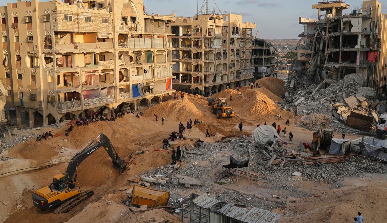 Proses pencarian jenazah ini bagian dari perjanjian gencatan senjata yang dimediasi oleh Amerika Serikat, yang mewajibkan Hamas mengembalikan seluruh sandera yang tewas. (AP Photo/Jehad Alshrafi)