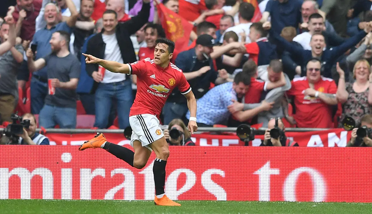 Penyerang Mancheste United, Alexis Sanchez melakukan selebrasi usai mencetak gol ke gawang Tottenham Hotspur pada semifinal Piala FA di stadion Wembley di London, (21/4). MU menang 2-1 atas Tottenham. (AFP Photo/Ben Stansall)