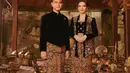 Gaya couple super anggun dari pasangan anak pertama Presiden Jokowi, Gibran dan sang istri Selvi Ananda. Gibran yang saat ini menjabat sebagai Walikota Solo tampil di sebuah photoshoot dengan busana adat Jawa. Selvi tampil elegan mengenakan kebaya kutubaru hitam dengan sentuhan warna emas yang mewah, serasi beskap yang dikenakan Gibran. Keduanya mengenakan kain batik sebagai bawahan yang seragam. [Foto: Instagram/doleytobing]