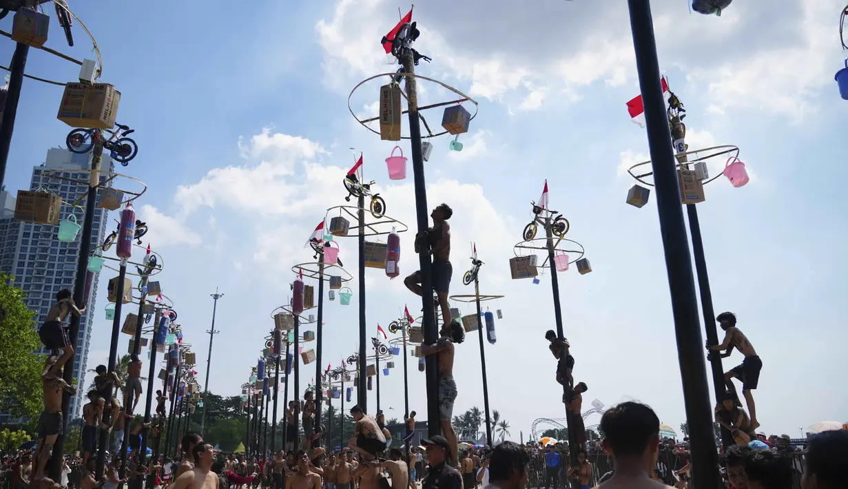 Sebanyak 48 batang pinang dengan beragam hadiah menarik seperti peralatan rumah tangga dan sepeda itu diikuti oleh ratusan peserta yang berkunjung ke Pantai Ancol. (AP Photo/Tatan Syuflana)