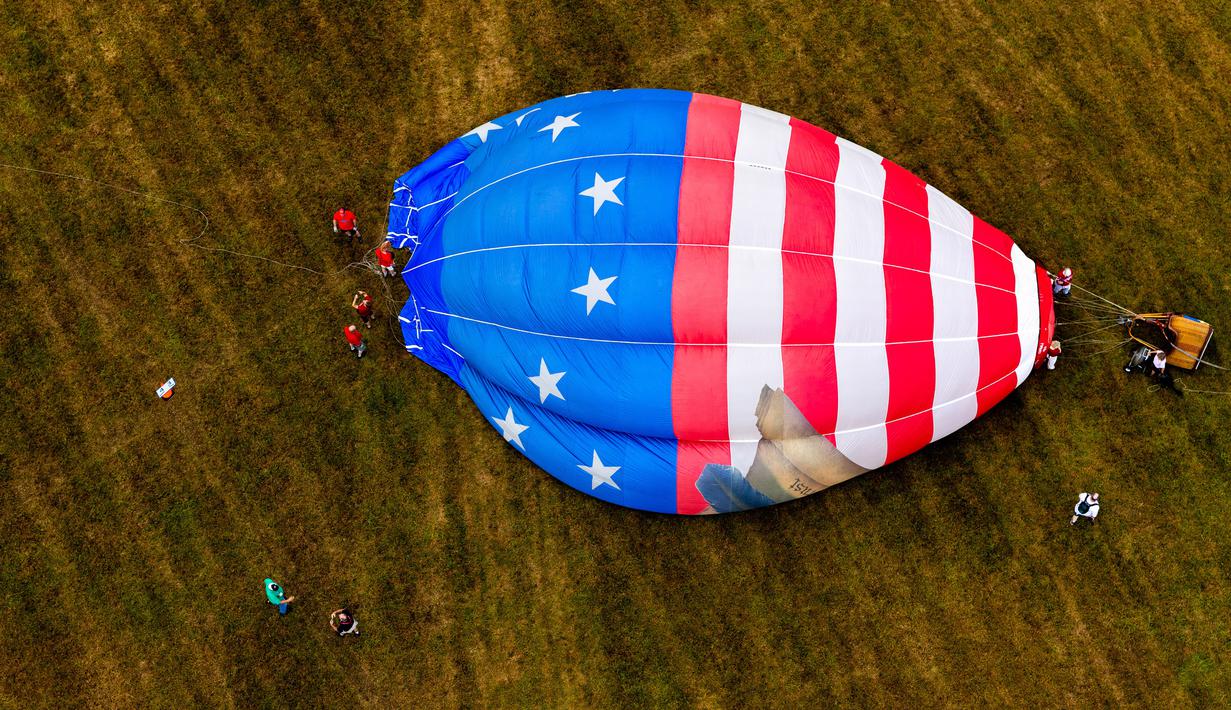 Awak darat memompa balon udara pada New Jersey Lottery Festival of Ballooning di Bandara Solberg, Readington, New Jersey, Amerika Serikat, 29 Juli 2022. Festival yang berlangsung hingga 31 Juli ini akan menampilkan sebanyak 100 balon. (AP Photo/Julia Nikhinson)